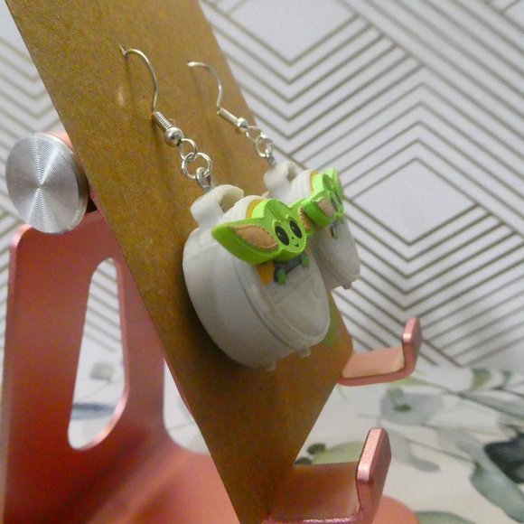 Baby Yoda bag fish hook earrings. - Picture 5 of 6